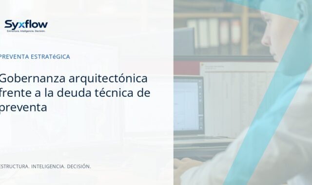 Líderes de arquitectura y preventa debatiendo compensaciones técnicas frente a un diagrama modular en una oficina luminosa