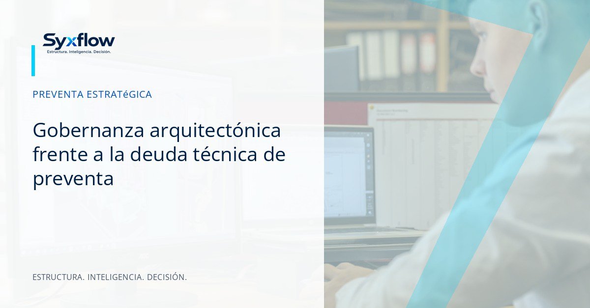 Líderes de arquitectura y preventa debatiendo compensaciones técnicas frente a un diagrama modular en una oficina luminosa