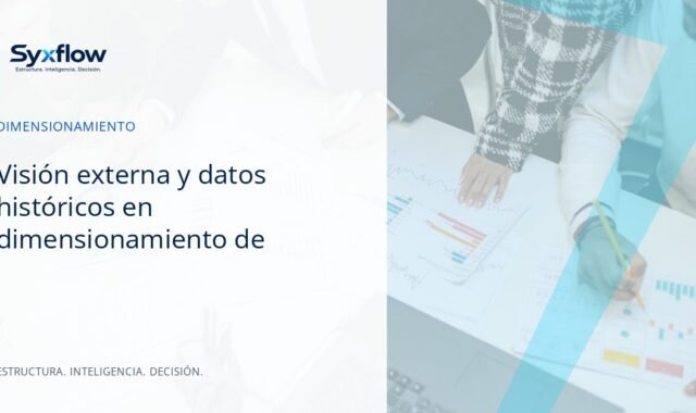 Equipo de ingeniería y análisis predictivo revisando distribuciones de datos de proyectos pasados en una oficina luminosa