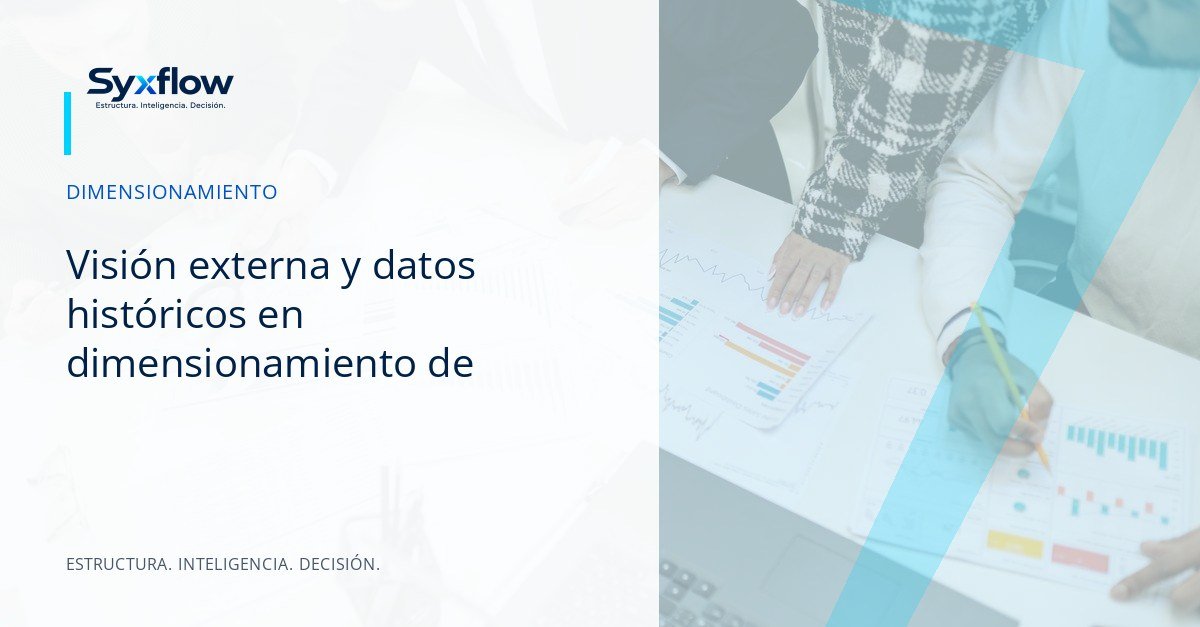 Equipo de ingeniería y análisis predictivo revisando distribuciones de datos de proyectos pasados en una oficina luminosa