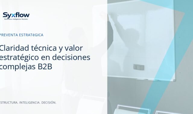 Líderes de tecnología y consultoría analizando un diagrama de arquitectura en una sala de reuniones iluminada