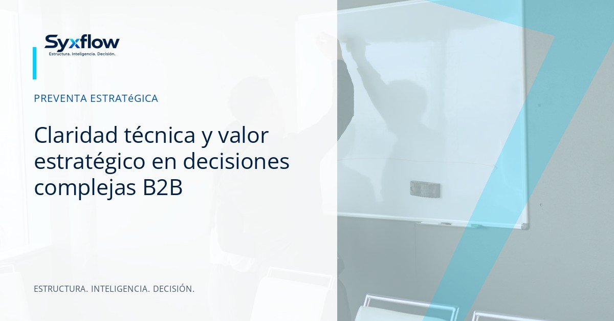 Líderes de tecnología y consultoría analizando un diagrama de arquitectura en una sala de reuniones iluminada