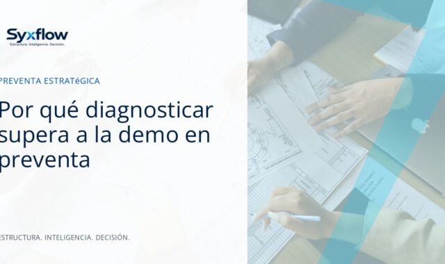 Ingenieros de soluciones y líderes de negocio analizando diagramas de flujo y requerimientos en una sala de juntas luminosa y moderna