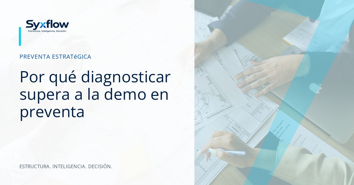 Ingenieros de soluciones y líderes de negocio analizando diagramas de flujo y requerimientos en una sala de juntas luminosa y moderna