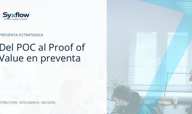 Líderes de ingeniería de soluciones y directores comerciales revisando acuerdos de evaluación técnica en una oficina moderna y luminosa