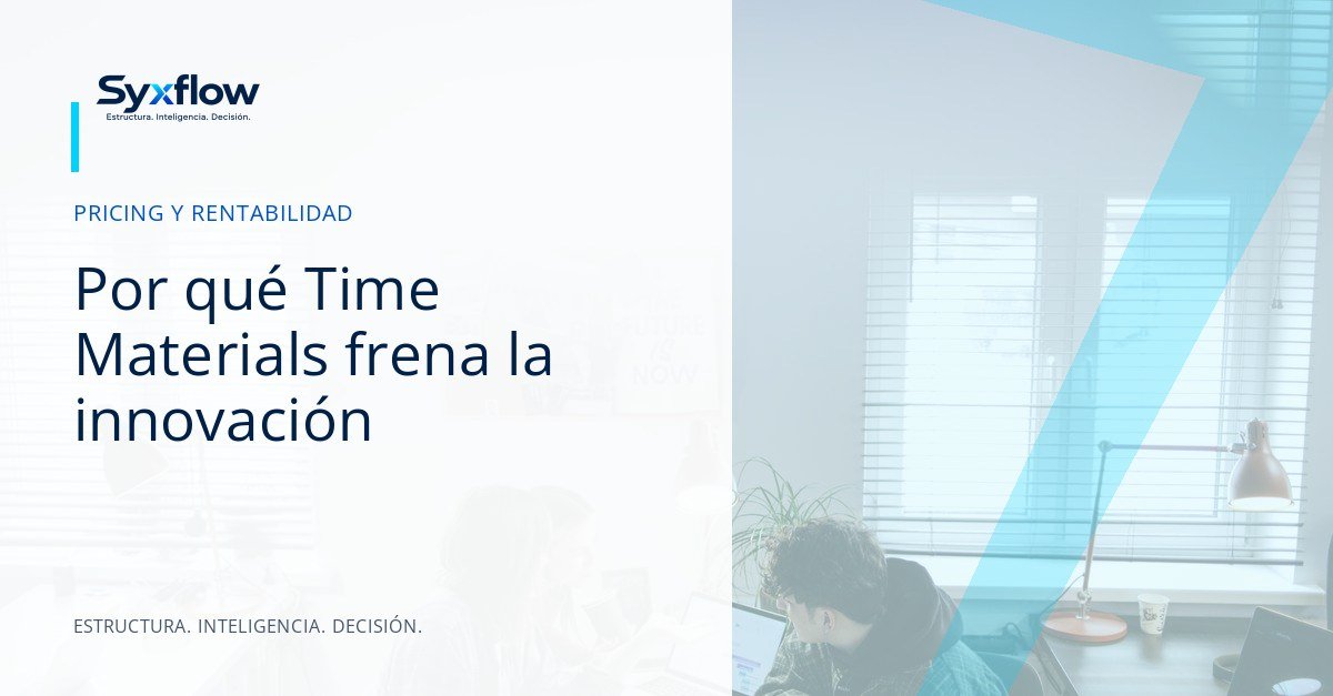 Especialistas en finanzas corporativas y directores de ingeniería negociando modelos de precios basados en valor en una oficina luminosa