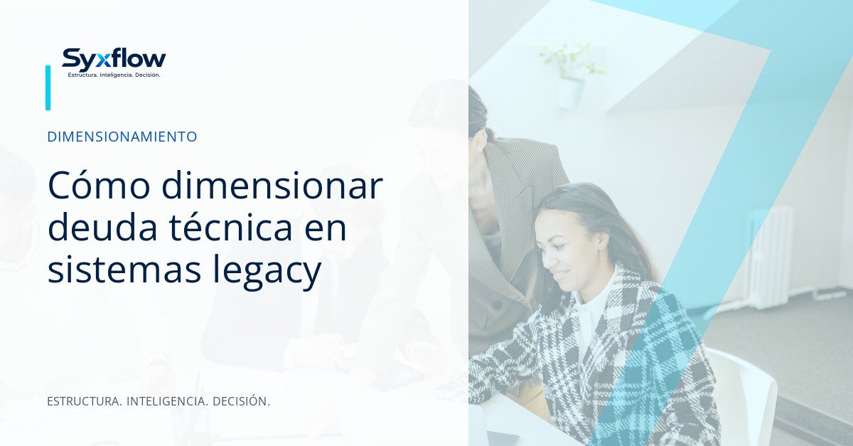 Arquitectos de software y líderes de preventa analizando métricas de calidad de código y dependencias estructurales en una oficina moderna y luminosa