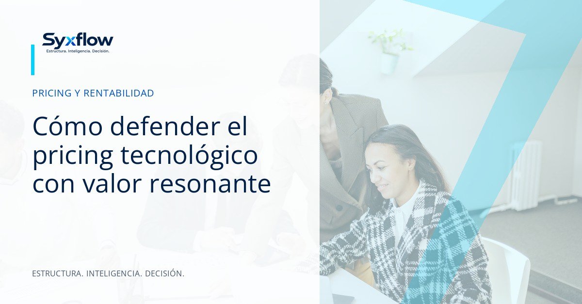 Directores de finanzas y estrategas de producto analizando modelos de precios y valor económico en una oficina moderna y luminosa